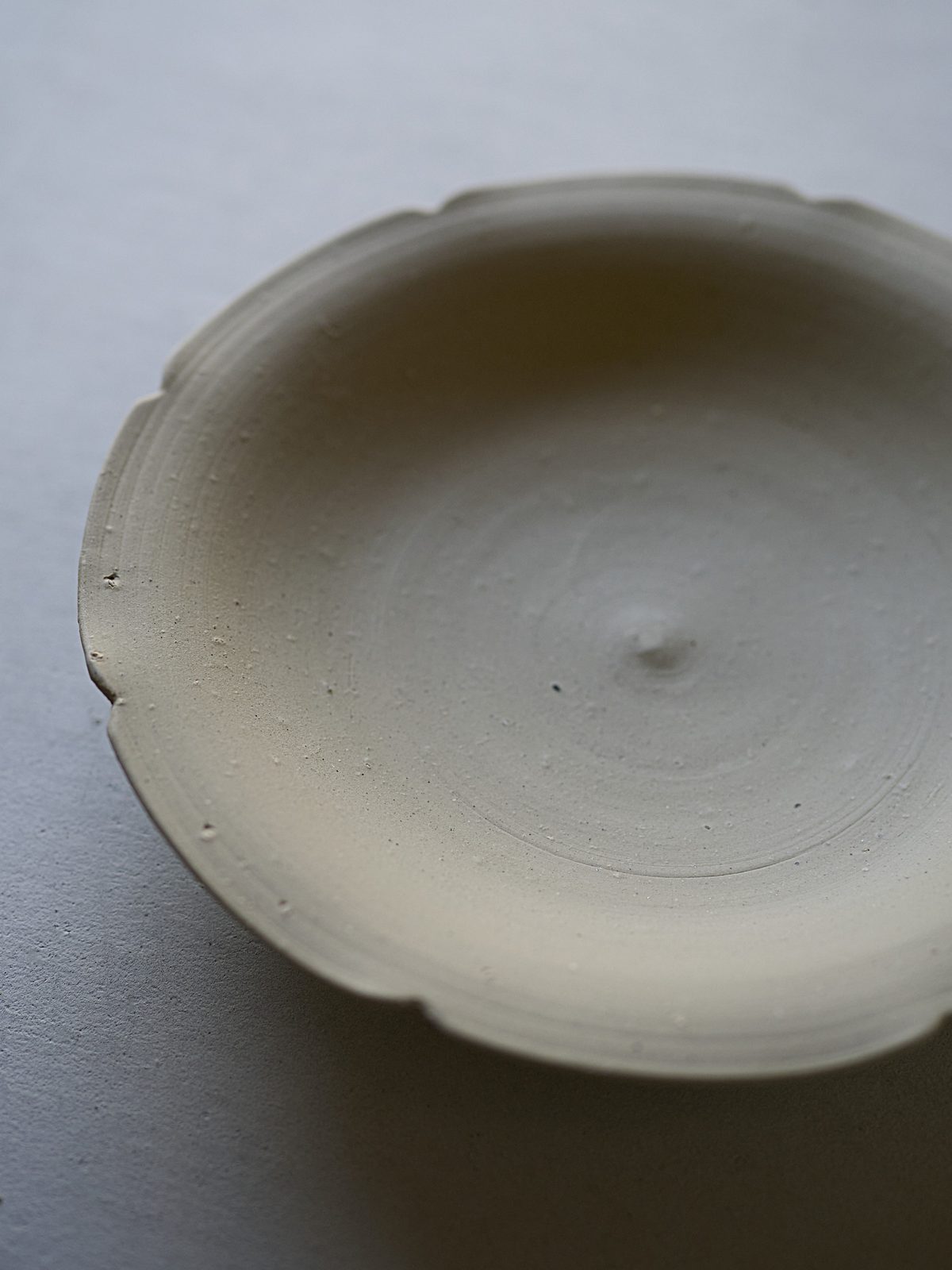 White-fired 白花 plate by Hitoshi Morimoto